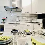 New And Elegant On The Navigli Netflix E מילאנו