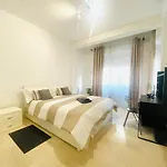 New And Elegant On The Navigli Netflix E מילאנו